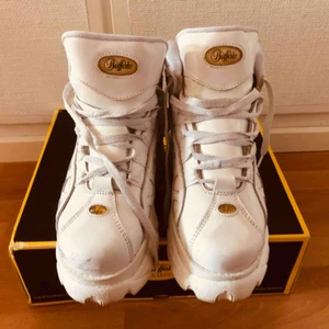  - Buffalo Shoes till salu! Nypris 1500 kronor - nu? 899 kronor! Har använts ett fåtal gånger bara och sen för två år sen så har dem bara stått i garberoben o dammat, säljer dem pågrund av att dem inte är min stil längre helt enkelt:)  Storlek 37!