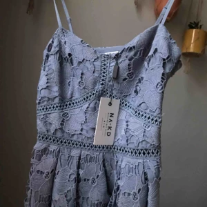  - Blå spetsklänning från NA-KD. Aldrig använd pga för liten. Färgen är mest rättvis på sista bilden! Super fin!