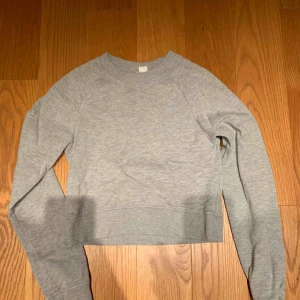  - Köpt för några år sen och i ganska bra skick, lite cropad i modellen 💗 kan mötas i Stockholm eller frakta 