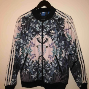  - Fin Adidas ”jacka” köpt på NK för 700kr. Knappt använd och i väldigt bra skick. Kolla gärna mina andra annonser!