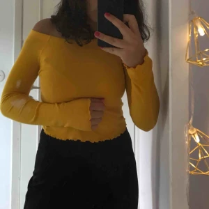  - Guldgul offshoulder tröja! 