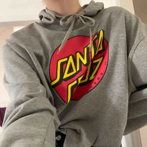  - asmysig hoodie, obefintligt använd. köpt på carlings, funkar prima som oversize nu till hösten 💥💥