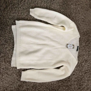  - Helt ny tröja, perfekt för hösten. Nypris 250kr, säljer för 100 kr + frakt!! 