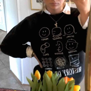  - Ball collegetröja med olika tolkningar av konstnärer, jättemysig och skön. Frakt tillkommer