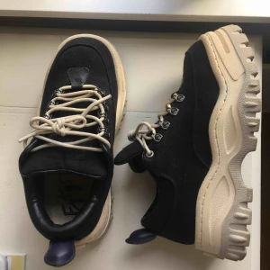  - Eytys angel i storlek 39🌻 tyvärr för små för mig... jätte fint skick, helt nytvättade också🌻