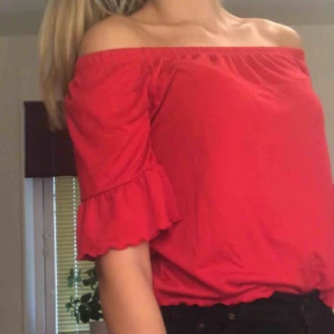  - Topp med volangärmar från Gina Tricot! Kan va både en off the shoulder men också en ”vanlig topp”. Köparen står för frakten🧡🧡