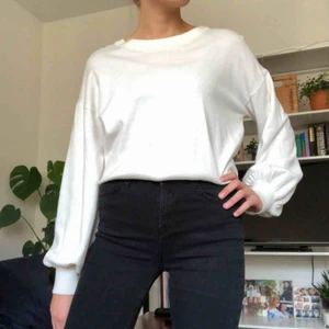  - Vit tröja med ballongärmar från Monki