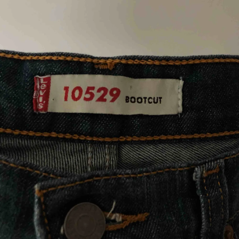 Vintage Levi’s bootcut-jeans! I superfint skick, känns nästan som nya. Oklart vilken storlek det är med sitter bra på mig som normalt har 27-29 på jeans / S-M / 36-38. Frakt spårbar 60kr. Pris kan diskuteras.. Jeans & Byxor.
