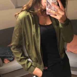  - Snygg grön bomberjacka! Ganska tunn men funkar att ha på hösten och på våren. Skitskön och bra kvalitet! Du betalar för frakten. 