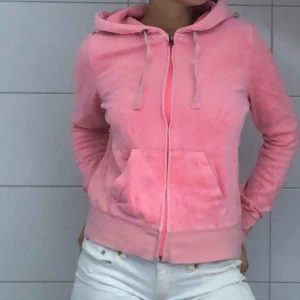  - En helt vanlig rosa hoodie från H&M. Dragkedja och snörknyten vid luvan! 