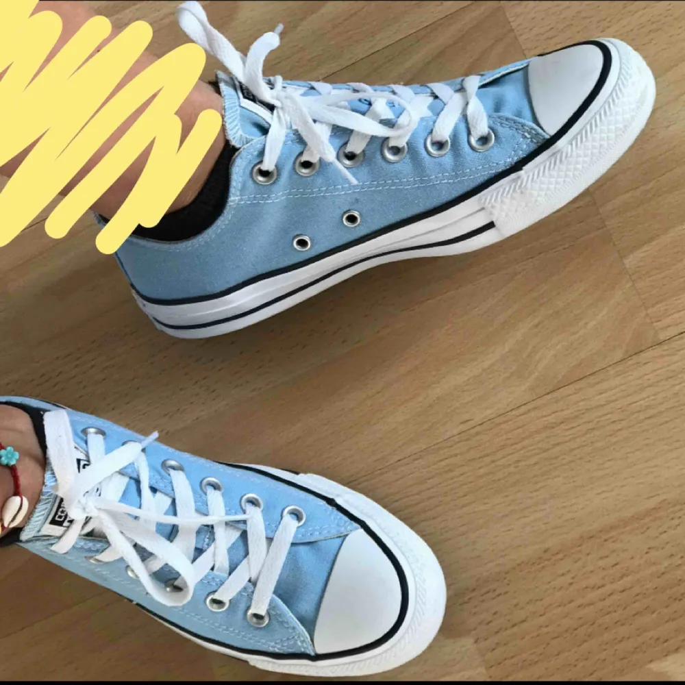 Ljusblå Converse skor i bra skick. Frakt tillkommer❤️. Skor.