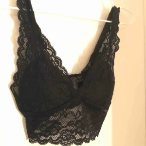  - Spets topp från Lindex i storlek S. Väl använd men i bra skick. Möts upp i Falkenberg eller så står köparen för frakt. Skriv för fler bilder