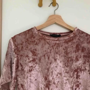 - Säljer denna söta velvet-topp!! Säljes då den inte riktigt är min stil. Passar XS-M beroende på hur en vill att den ska sitta.