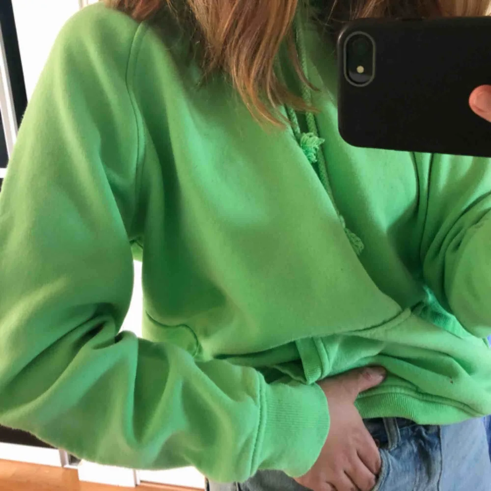 Säljer denna jätte fina gröna hoodie för att jag har för många hoodies. Den är jätte skön med ludd inuti!. Perfekt för lite kallare väder. Hoodies.