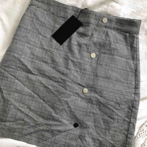  - Super fin kjol från Stockholm LM’s senaste vårkollektion. Tyvärr passade den inte mig och därför har den bara blivit liggandes. Prislappen sitter kvar! 