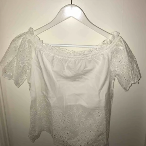  - Oanvänd topp från Bikbok