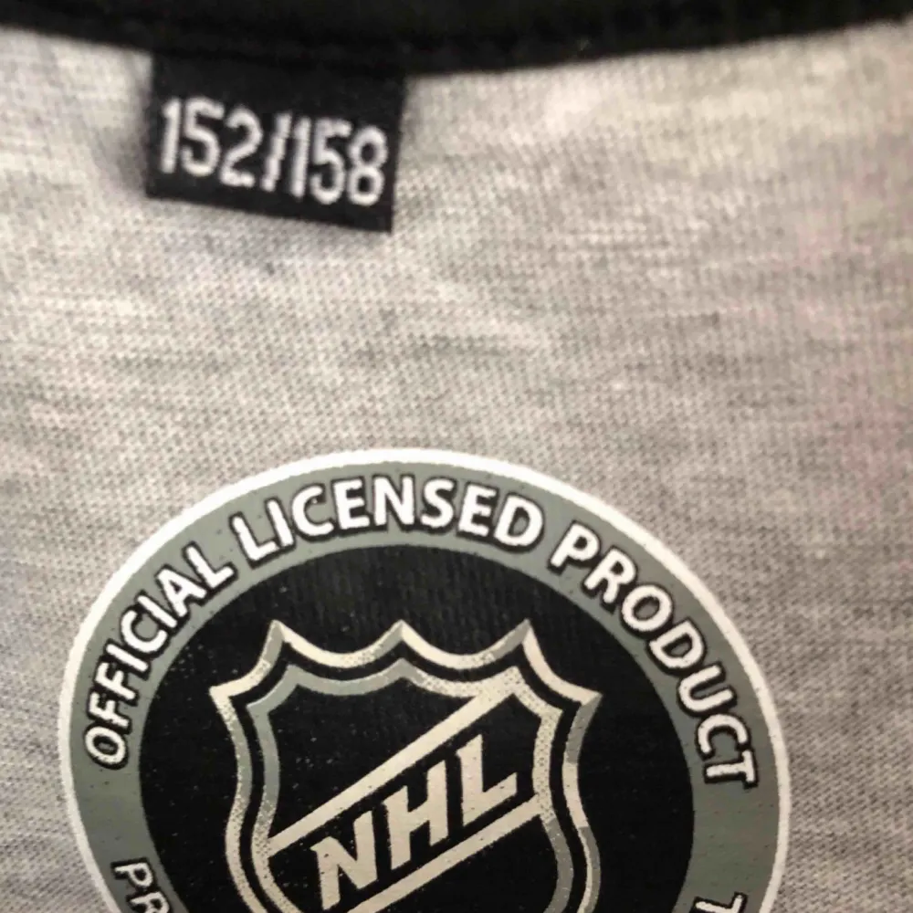 En mycket fin och endast testad Boston Bruins NHL T-shirt. Det är en ”Official licensed product