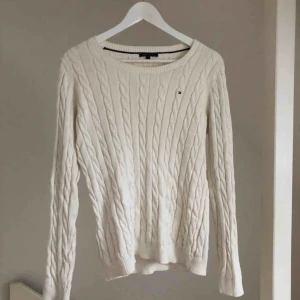  - Klassisk vit kabelstickad tröja från Tommy Hilfiger