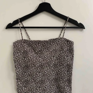  - Lite kortare topp i leo från GINATRICOT. 