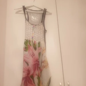 - Klänning från desigual Blomaktig fram,och randig bak med fickor. Storlek:small Begagnat skick. Köparen betalar frakt. Har swish