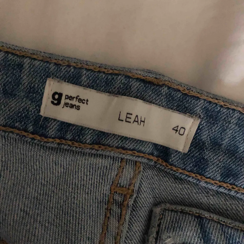 Fina ljusblåa jeans från Gina tricot! Knappt använda. Säljer pga inte använder. Köparen står för frakt eller mötas i Uppsala/Björklinge❣️. Jeans & Byxor.