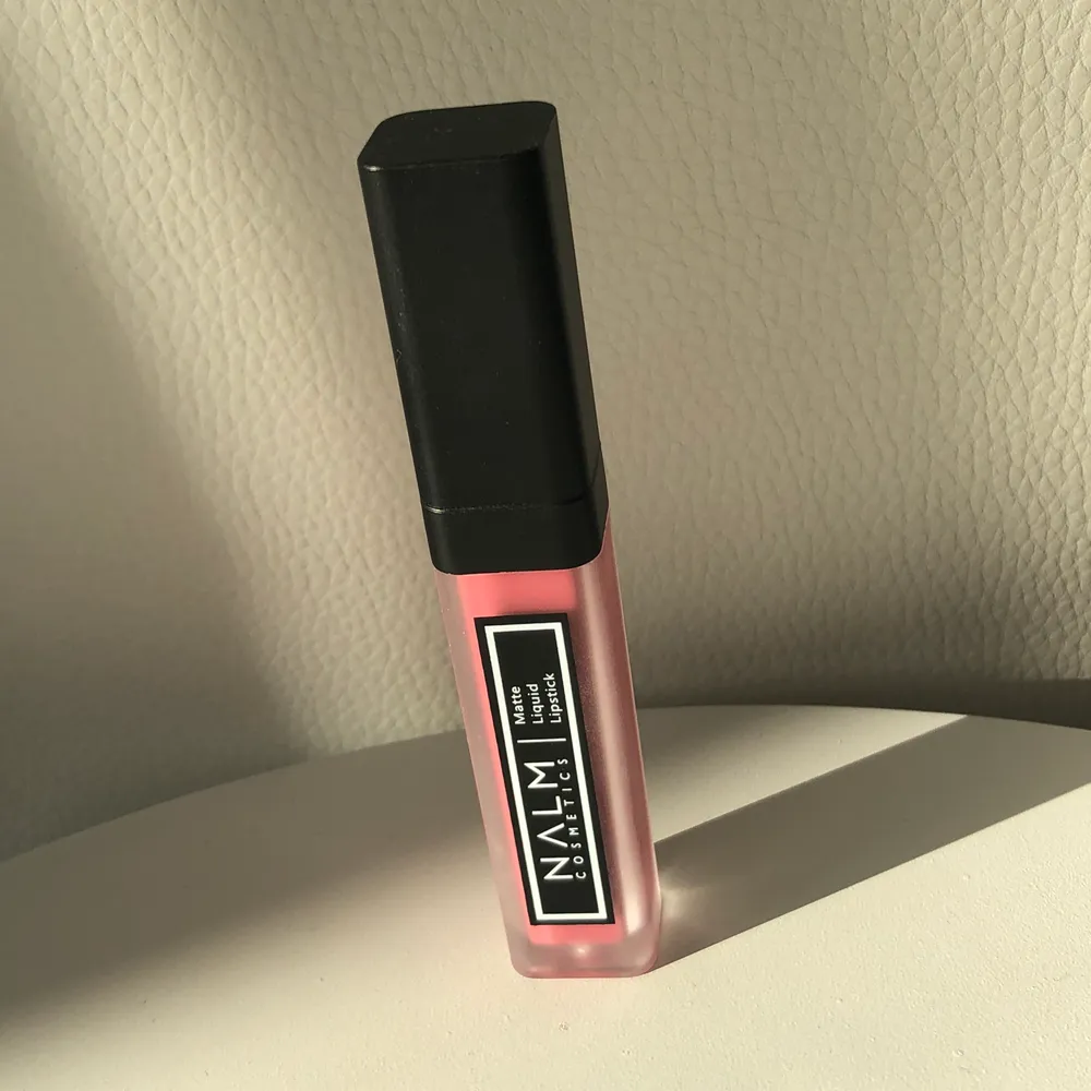 NALM Cosmetics Matte Liquid Lipstick i färgen ’Rouge’, testad 1 gång 👄🌺 . Övrigt.