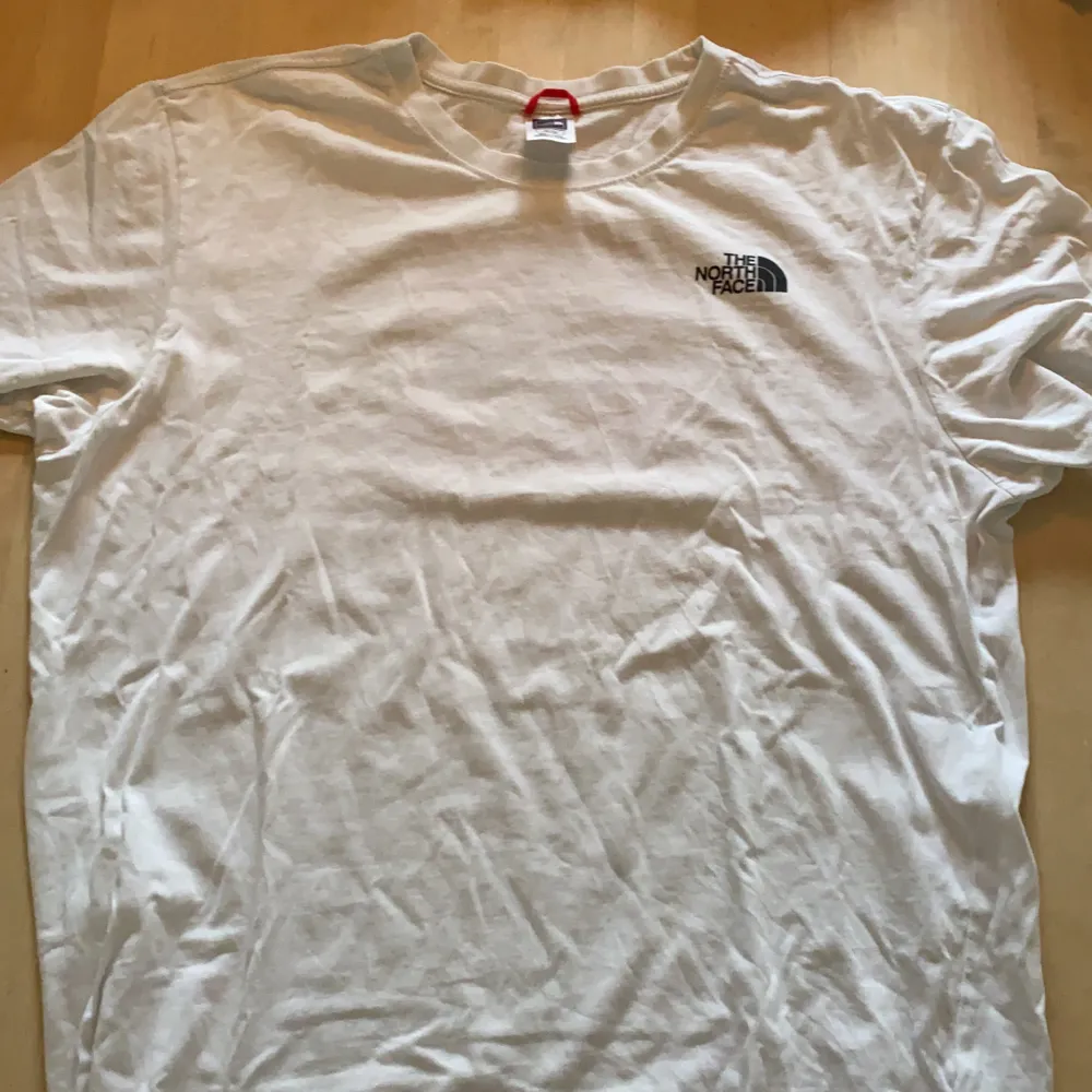 XL, 9/10 condition, säljer för att den inte används tillräckligt mycket, 80kr frakt. T-shirts.