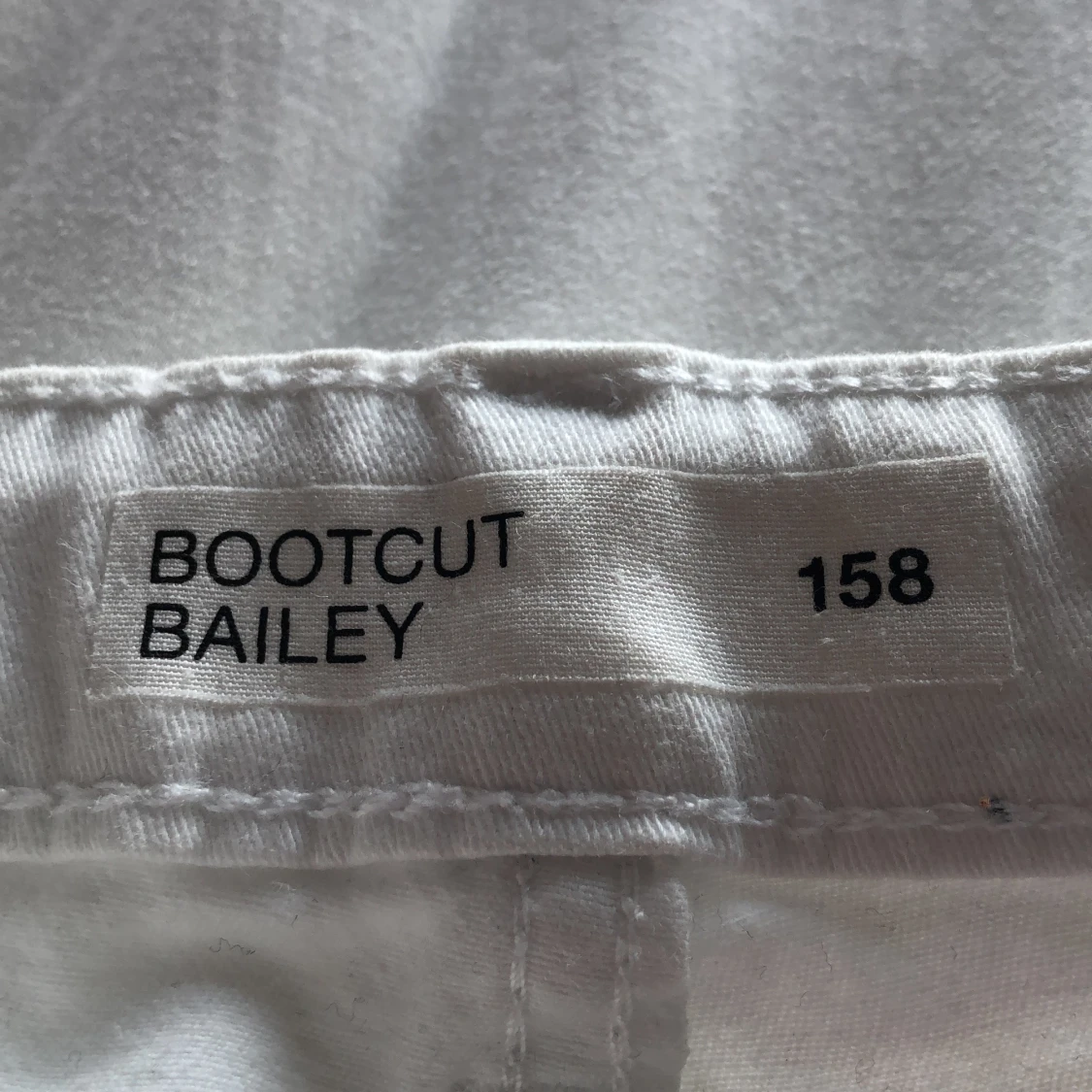 Ett par vanliga low waisted vita jeans från Cubus tror jag  - 91