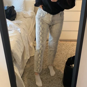 Orm-jeans - Superfina orm-mönstrade jeans! Knappt använda! Köparen står för frakt💕