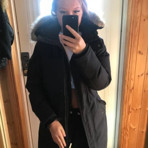 Woolrich jacka  - Svart woolrich jacka med äkta päls på luvan, storlek S 