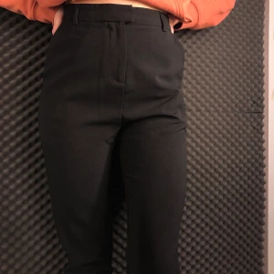 Kostymbyxor - Extremt snygga svarta kostymbyxor. Bra skick Stl 34 köpta från nakd. Frakt ingår