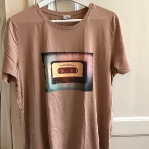 Oversized T-shirt  - En t-shirt i väldigt härligt material och färger. Mycket fint skick och knappt använd!☺️ Jag är en storlek S och den sitter oversized 