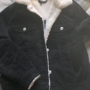 Vinterjacka - Säljer en vinterjacka som endast är använd en gång!! Svart mocka material med foder i kanter! 