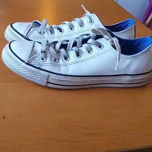 Vita lack converse storlek 39 - Dom har legat och dammat i min garderob i ett år snart. Har haft dem en gång men inte mer eftersom jag inte tyckte de var min stil riktigt. Dom är begagnade men i bra skick. Skosnören bör dock bytas. 