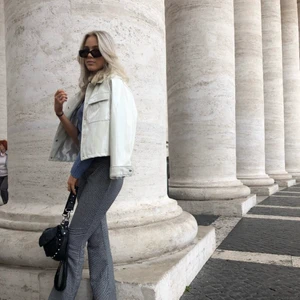 Intressekoll på jacka från Nelly - Säljer ev min fina jacka från Nelly. Storlek 36 men passformen är oversized! Köpt för 700kr. Kom med bud🤠