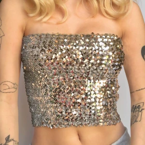 ✨Glitter top✨ - Tubtopp täckt i silvriga paljetter💘 stretchigt material💘 frakt ingår ej utan kostar 42kr💘 använd ett par gånger men i riktigt bra skick💘 skriv om det finns några frågor💘 