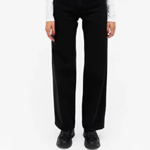 Jättefina Yoko raka jeans från monki - Aldrig använda men råka klippa bort prislappen. Byxorna är i storlek 24