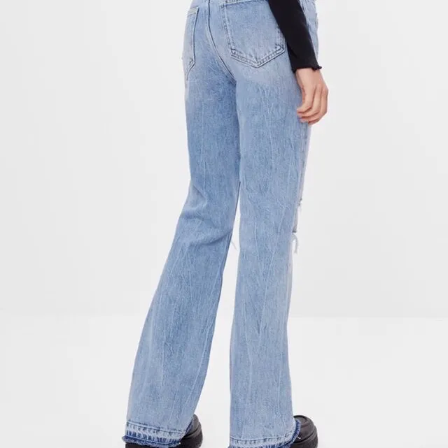 Säljer mina supersnygga berskha jeans som är sprillans nya och helt oanvända!!!✨ lappen sitter kvar. i storlek 32✨ buda från 300kr. Jeans & Byxor.