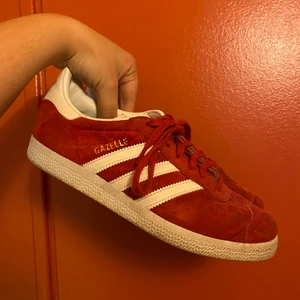 Adidas gazelle - Röda adidasskor gazelle i använt skick