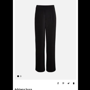 Svarta kostymbyxor Bikbok - Säljer dessa assköna svarta kostymbyxor från Bikbok, strl XS, frakt på 63kr tillkommer 🕷