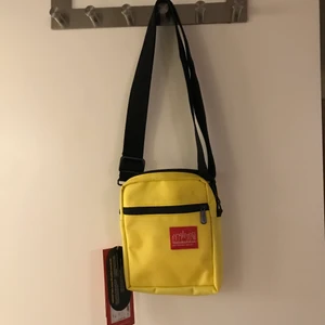 Väska  - Axelremsväska med justerbart band från Manhattan Portage. Helt ny och oanvänd, lappen är till och med kvar, köpt för 300kr 