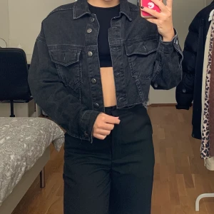 Jeans jacka från topshop - Jeans jacka från topshop. Säljer pga att jag inte använder längre. Strl 36 men passar strl 34. Använd fåtal gånger. Köp direkt 