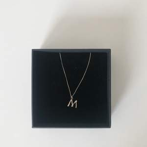 Säljer ett halsband i silver från glitter med bokstaven ”M”. Fint skick! 