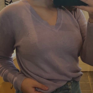 Lila tröja från Ginatricor strl L - Säljer denna snygga tröja från Gina pga. att den inte används. Den är inte sliten, men väl använd. Materialet är väldigt mjukt. Tröjan är i storlek L men passar på mig som är storlek XS/S. Vid många intressen påbörjas budgivning🥰