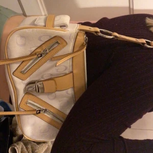 Guess handväska - Aldrig använd,nyskick,om fler är intresserade blir det budgivning💕