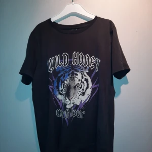 Gina tricot t shirt med tryck storlek S  - Gina tricot t shirt med tryck storlek S.Bra skick.Om du köper fler saker så kan jag frakta i samma paket.
