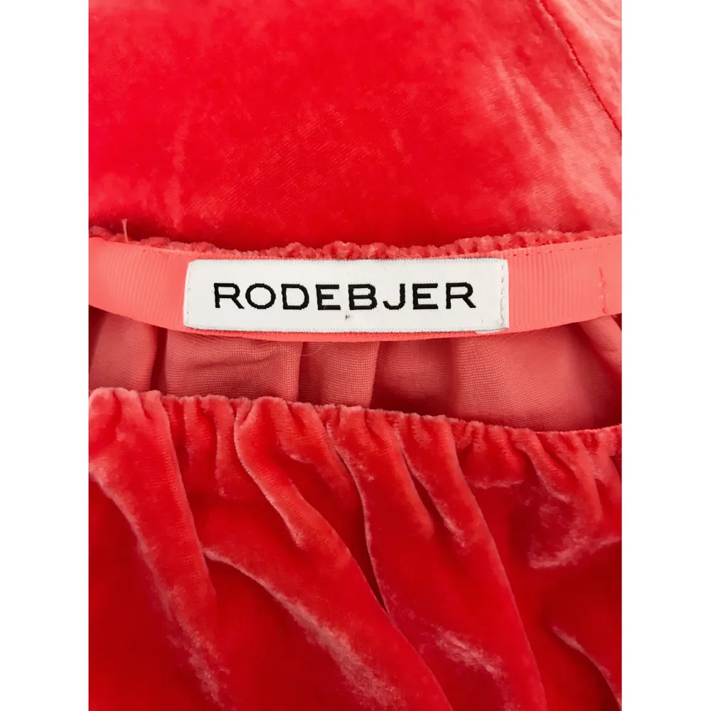 Beautiful long Rodebjer skirt in coral-red velvet. It is approximately a size 38-40, but since I bought it at the sample sale, it has no size tag. Only worn once, so in great condition.. Klänningar.
