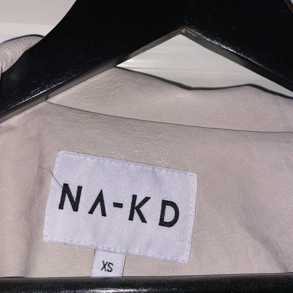 Begie läderjacka från NAKD i xs, sparsamt använd! Inköpt i mars 2020! Fungerar att ha hoodie under för min del, jag är medium! 😍🌸 Priset är diskuterbart! . Jackor.