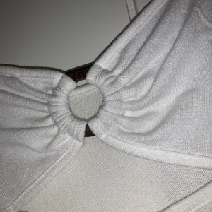 Topp med träknopp bak💓 - En jättefin blus/t-shirt med en lackad träknopp baktill, mycket fint skick då jag glömt bort att jag haft den så den har bara legat i lådan🤪 startar priset på 70kr + frakt💗