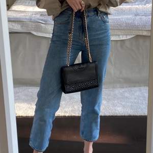 Säljer min älskade väska från Tory Burch i modellen ”Fleming”. Väskan är gjord av läder och går att bära som både crossbody och axelväska. Originalpriset är 5389kr. Köparen står för frakt (spårbart)! Kan självklart skicka med rekommenderat om det önskas ✨